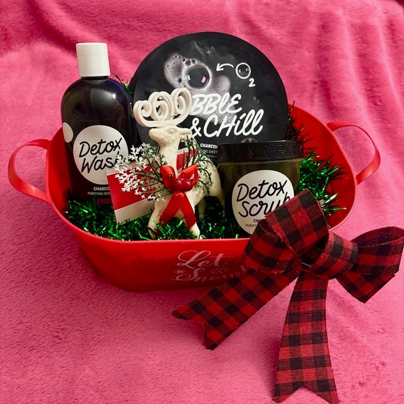 A Day Spa Deal. Worth 42.00. Detox Body Wash. 2 Face Masks and Detox Body Scrub - Picture 3 of 9